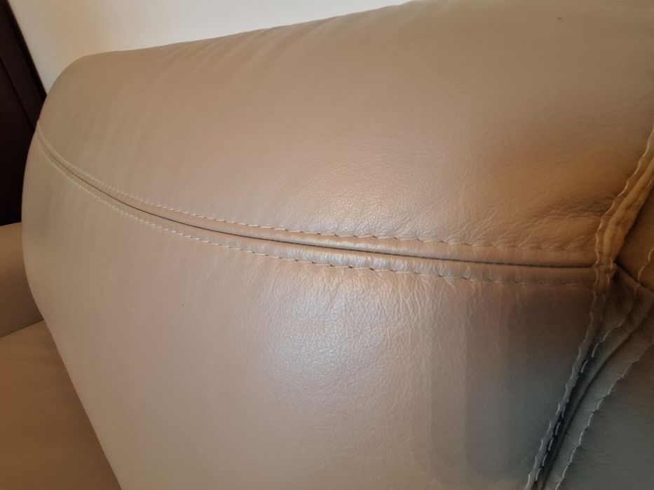 Sofa skórzana z funkcją spania i pojemnikiem na posciel. Kolor beżowy.