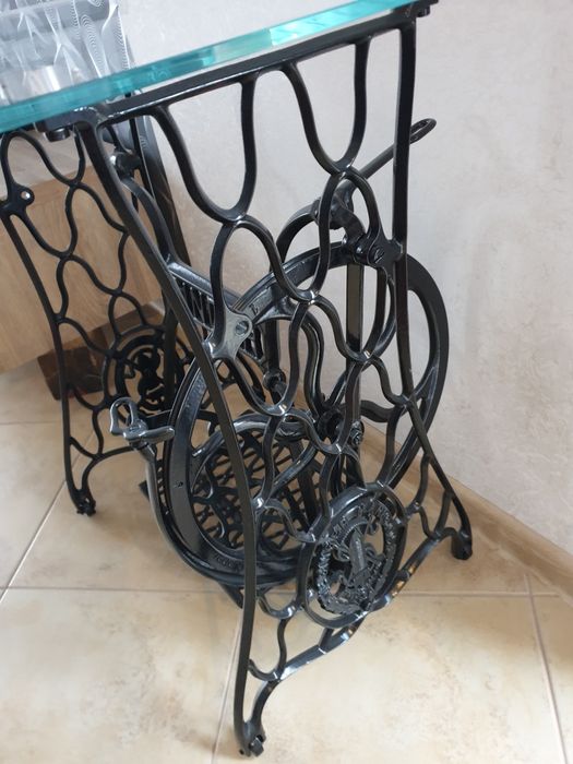 Maszyna do szycia Singer, stolik ze szklanym blatem