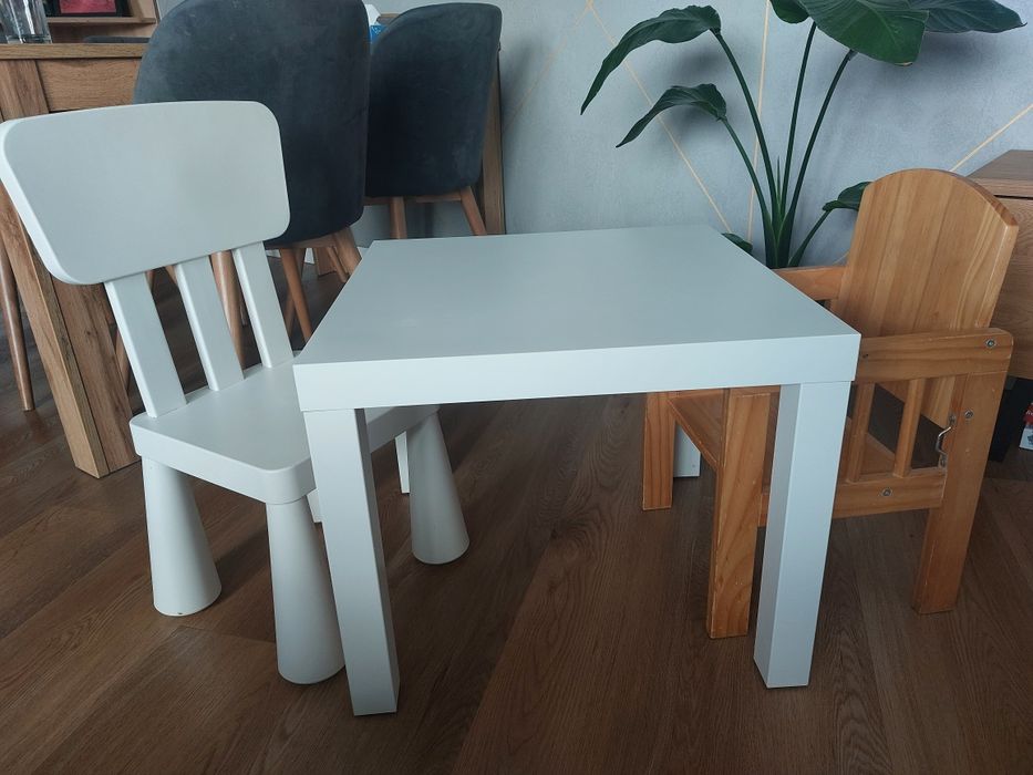 Krzesełka i stolik dla dziecka