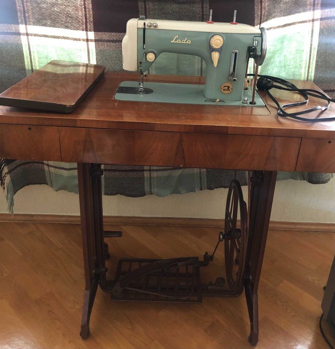 Швейна машинка LADA