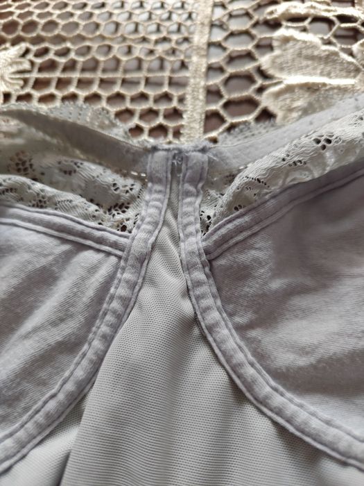 Body wyszczuplające z małą domieszką bawełny z koronką na regulowane r