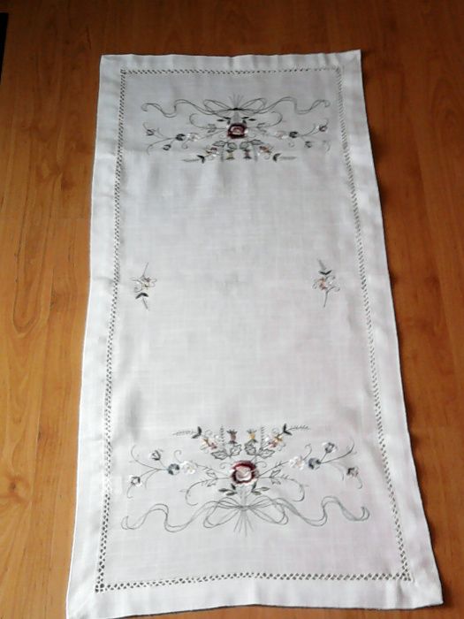 Biały bieżnik z koloroym haftem - 90 cm x 40 cm !!!