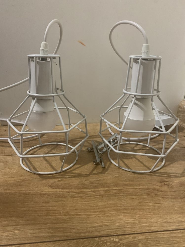 Białe lampy druciane