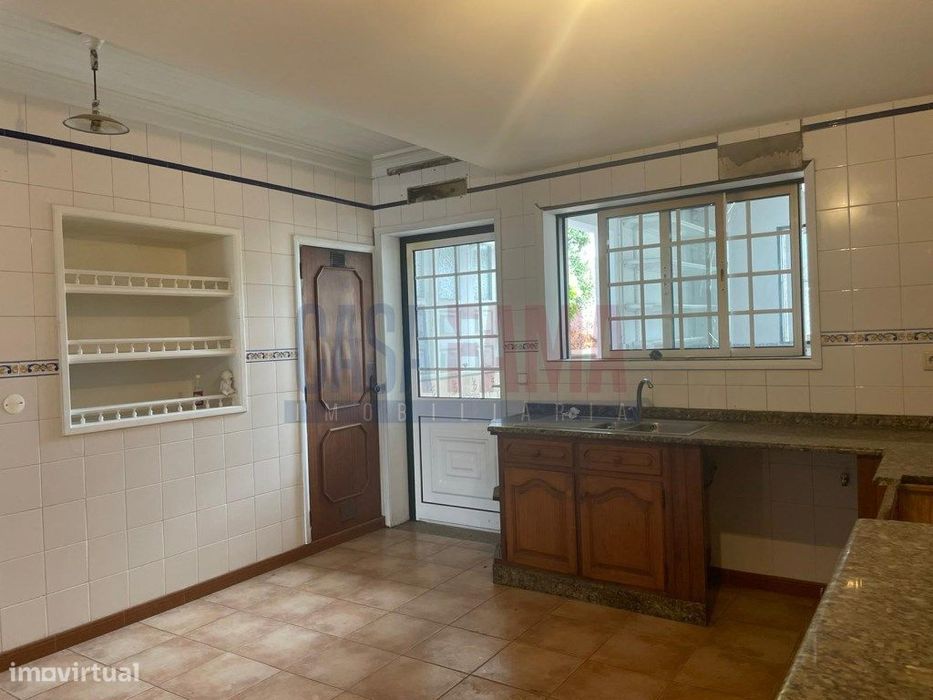 Moradia T4 no centro de Vila Nova de Famalicão para restauro