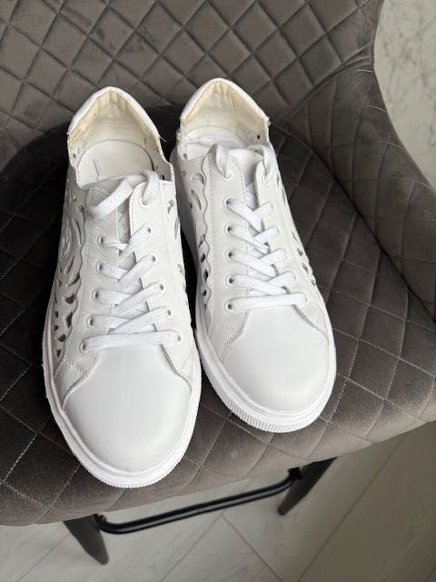 Продаю  кроссовки 40-41  размера