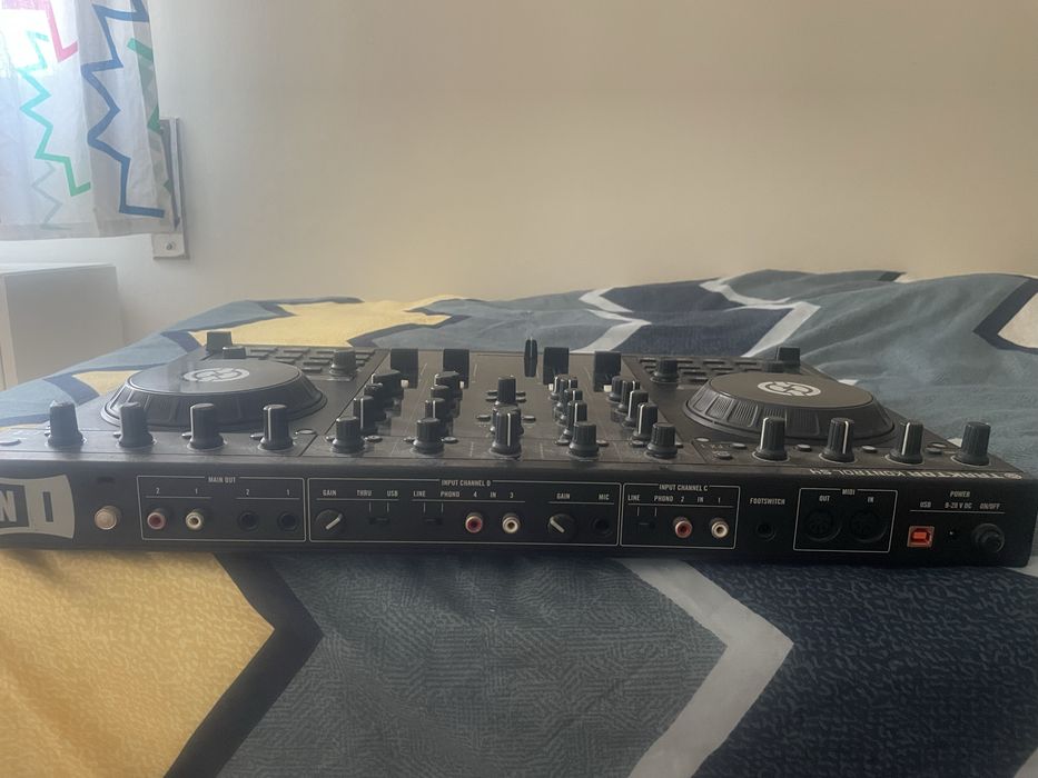 Traktor S4 Mk1 - Controlador DJ