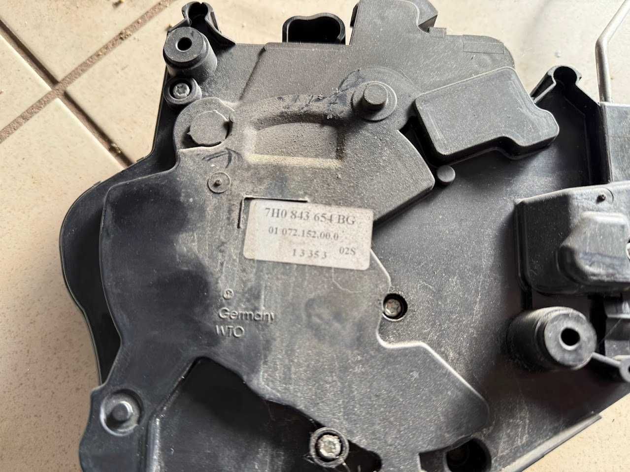 Mechanizm dociągania drzwi przesuwnych VW T5