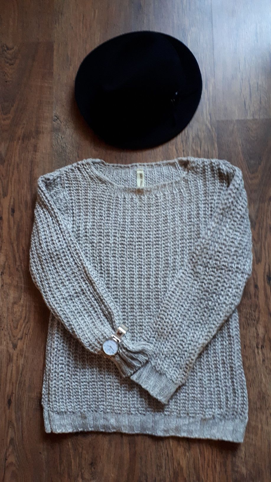 Beżowy gruby sweter