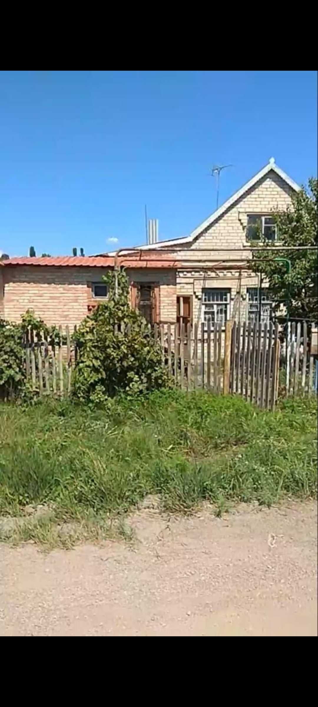 Дом из белого кирпича.
