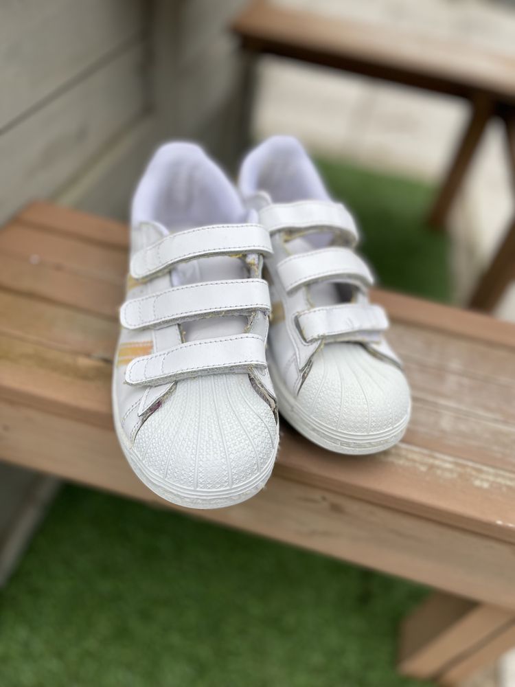 Sapatilhas Adidas em branco. Tamanho 35