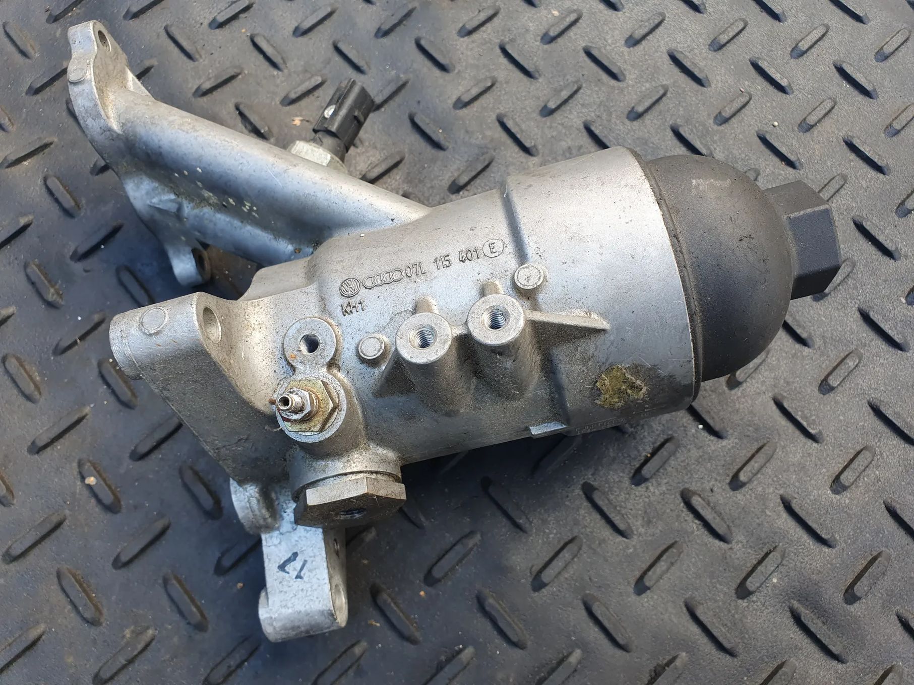 OBUDOWA FILTR OLEJ AUDI RS6 R8 5.0 TFSI 07L115401E