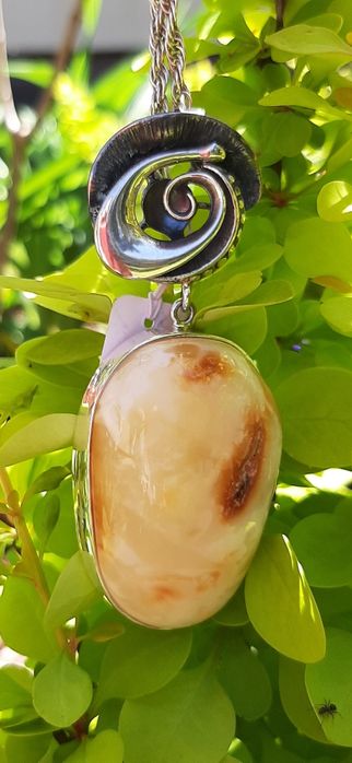 Mleczny bursztyn artystyczna oprawa wisior niższa cena