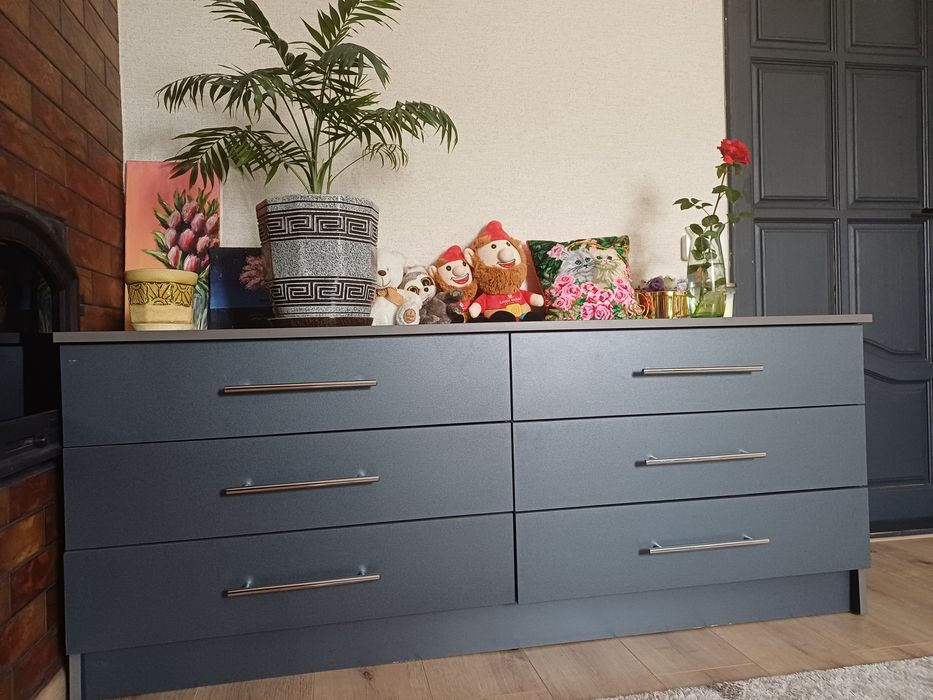 Комод з шухлядами