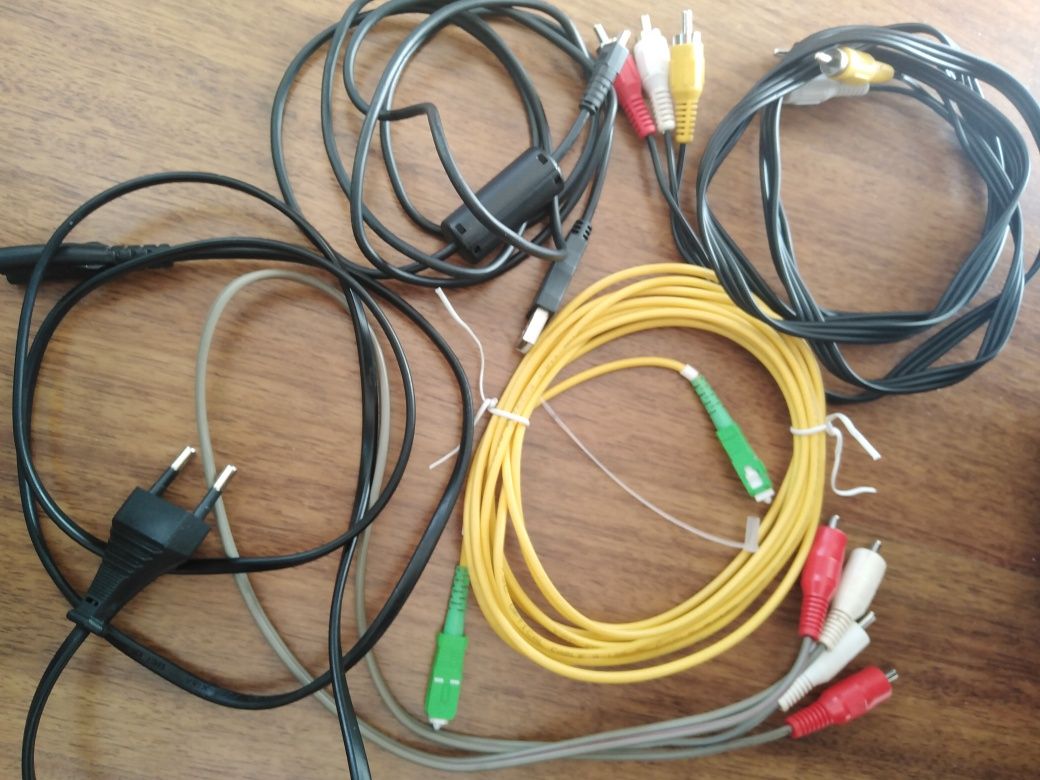 Diversos cabos para ligações
