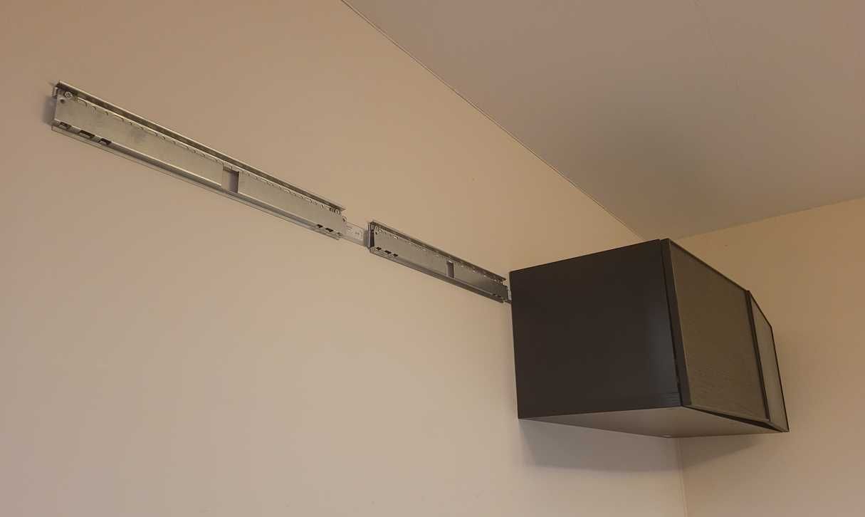 Dwie szafki wiszące IKEA BESTA – czarnybrąz 702.459.52 + pojemniki