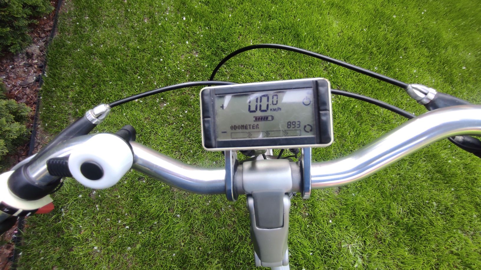 Fajny biały rower elektryczny Trek Navigator  L600+