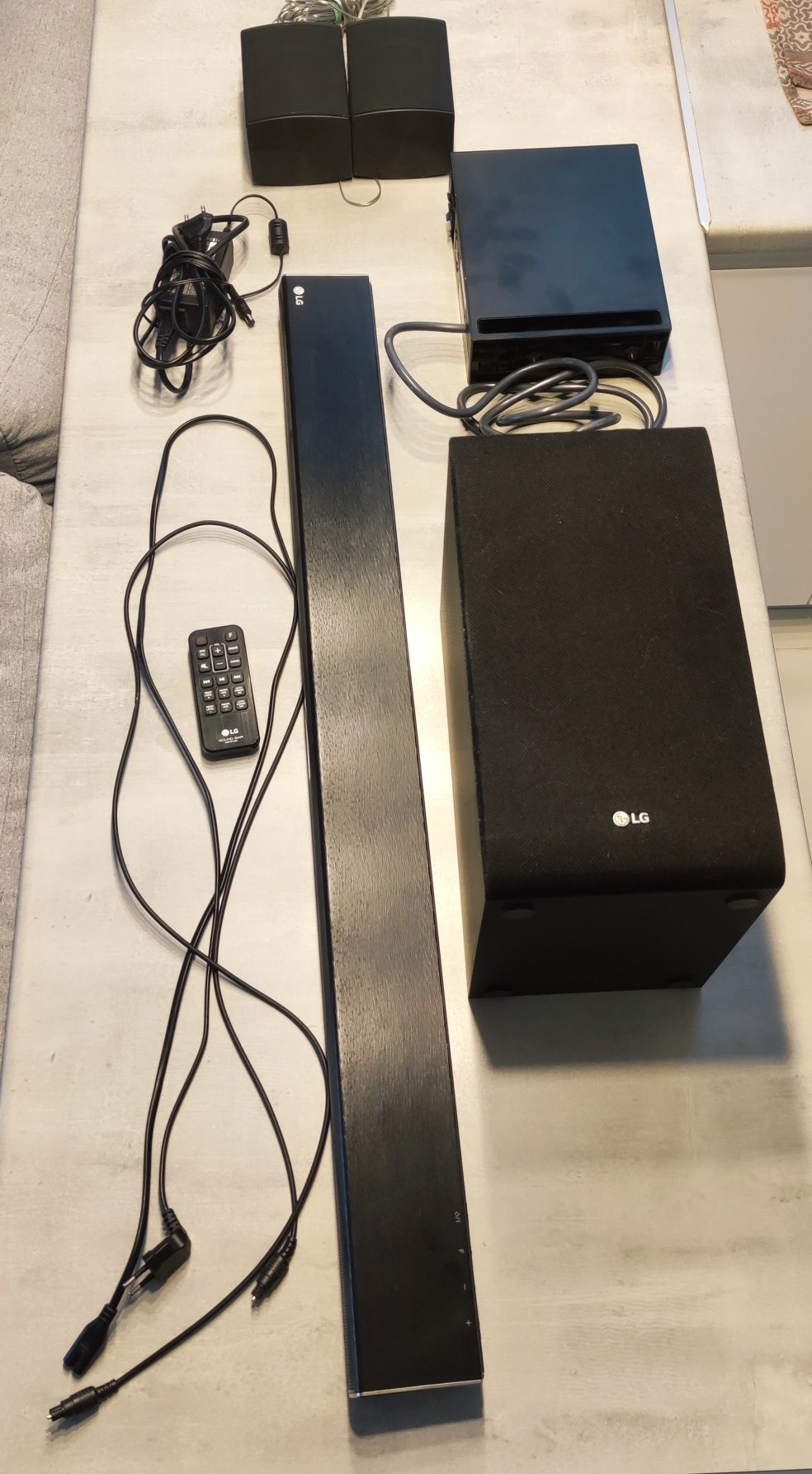 Soundbar LG SJ4R subwoofer
Soundbar LG SJ4R 4.1 normalne ślady użytko