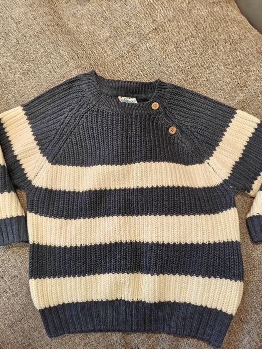 Wiązany, pasiasty sweter z guzikami na ramieniu