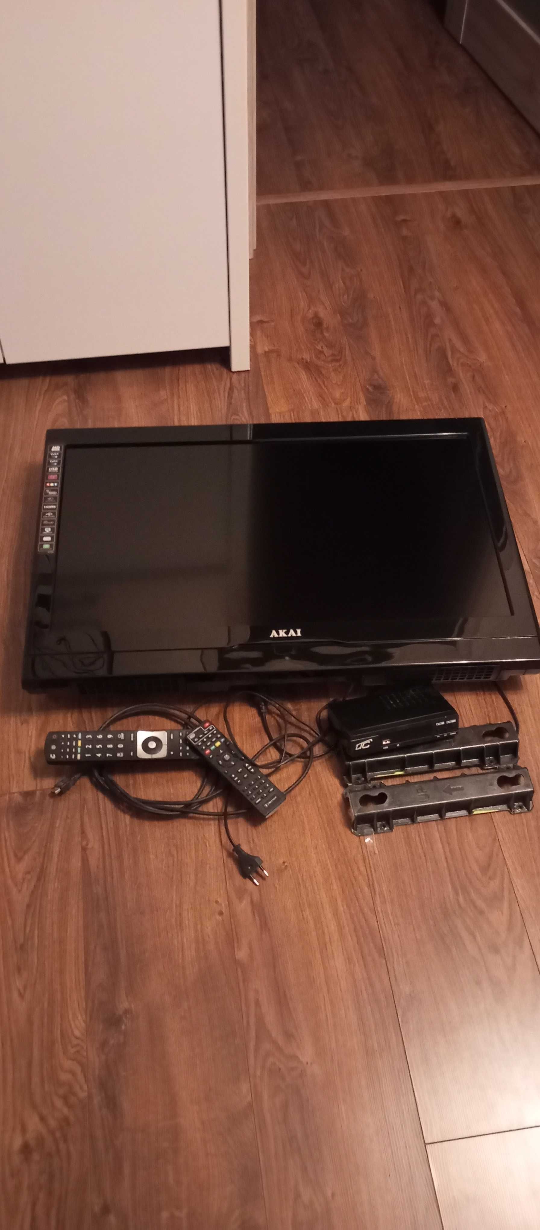 Telewizor Akai z uchwytem i dekoderem DVBT