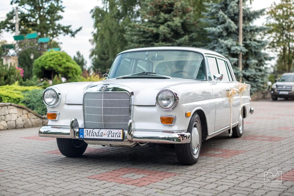 Biały Mercedes W110 do ślubu, retro , Klasyk samochód do ślubu