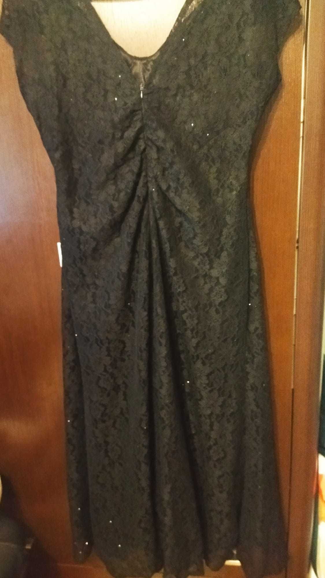 Sukienka z czarnej koronki maxi