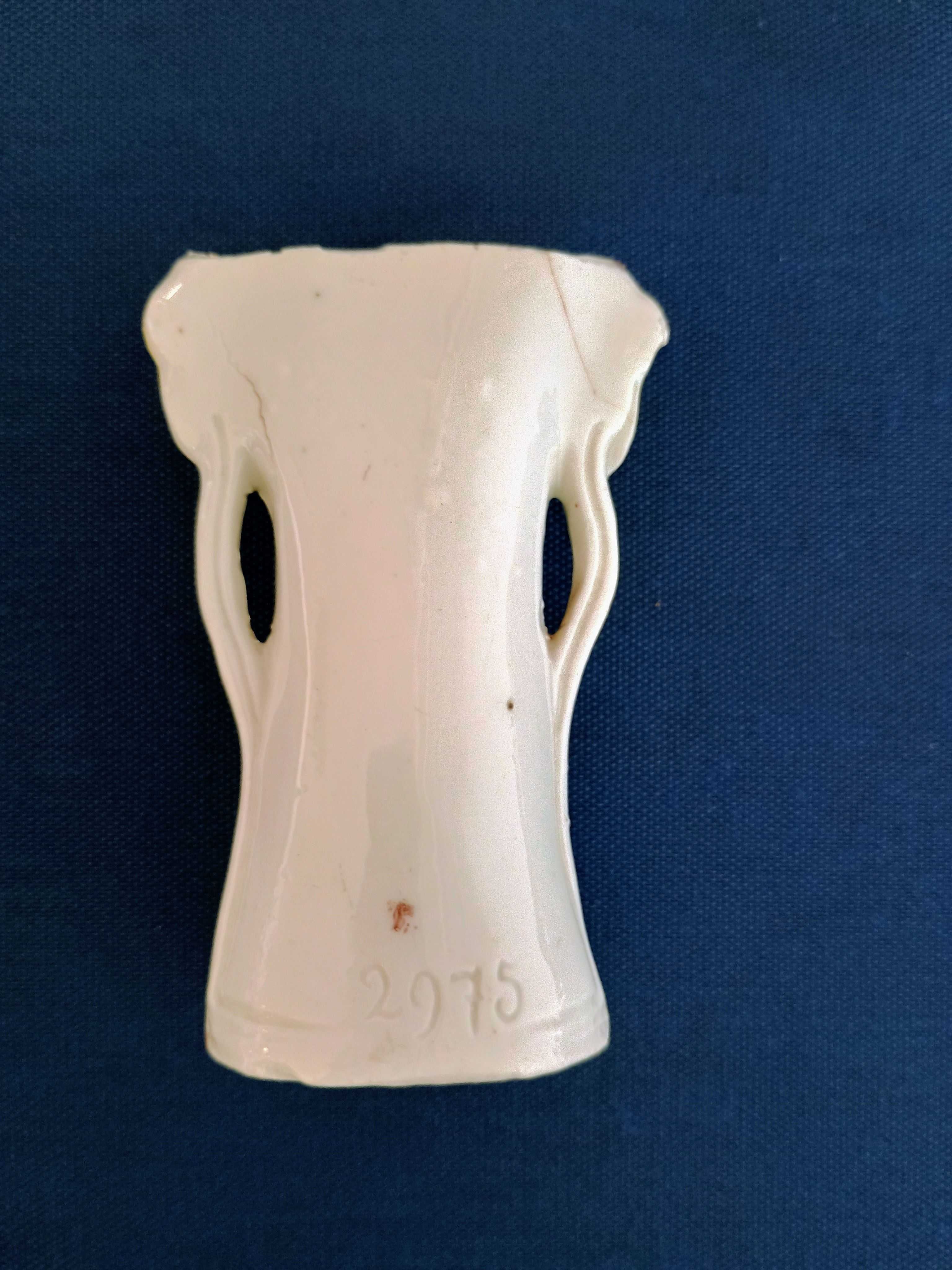 Stary secesyjny mały wazonik z porcelany