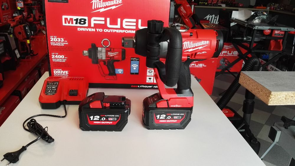 Milwaukee klucz udarowy 1'' 2400Nm zestaw 2 x 12,0Ah FAKTURA VAT