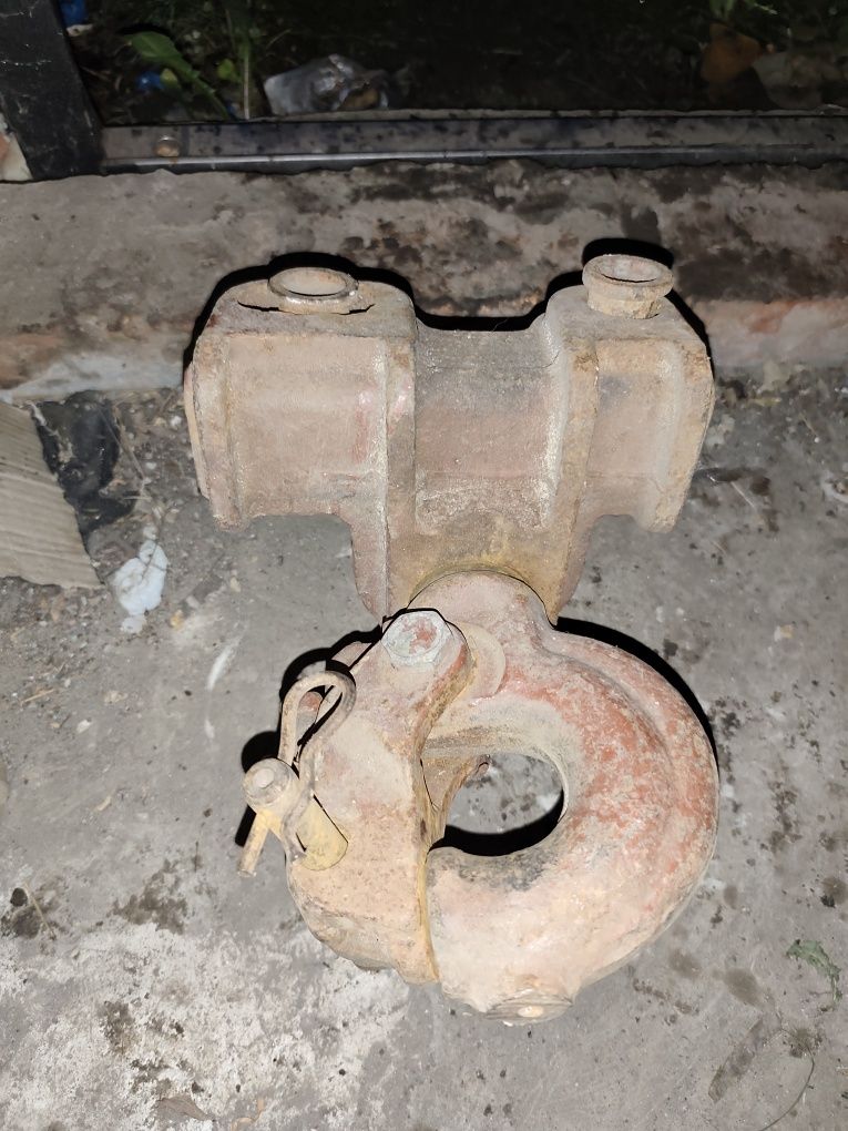 Продам причепний крюк з демферною вставкою.