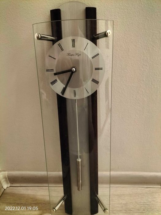 zegar scienny elektroniczno -kwarcowy z wahadlem i bez wahadła