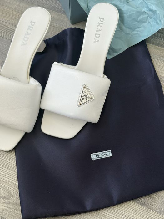 білі босоніжки Prada