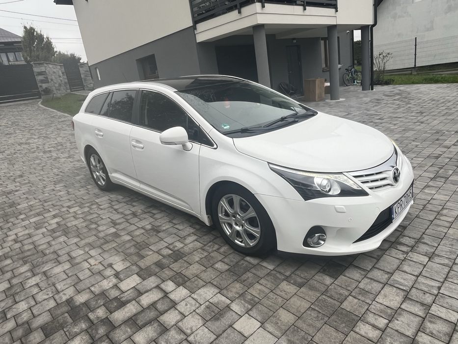 Toyota Avensis  t27 1.8 gaz 2 letni bgb wyposazenie