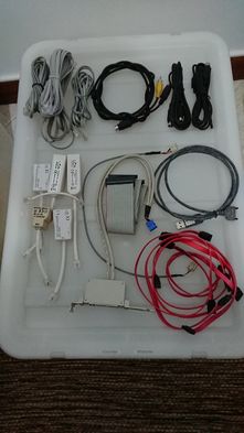 Vários cabos para PC e telefone