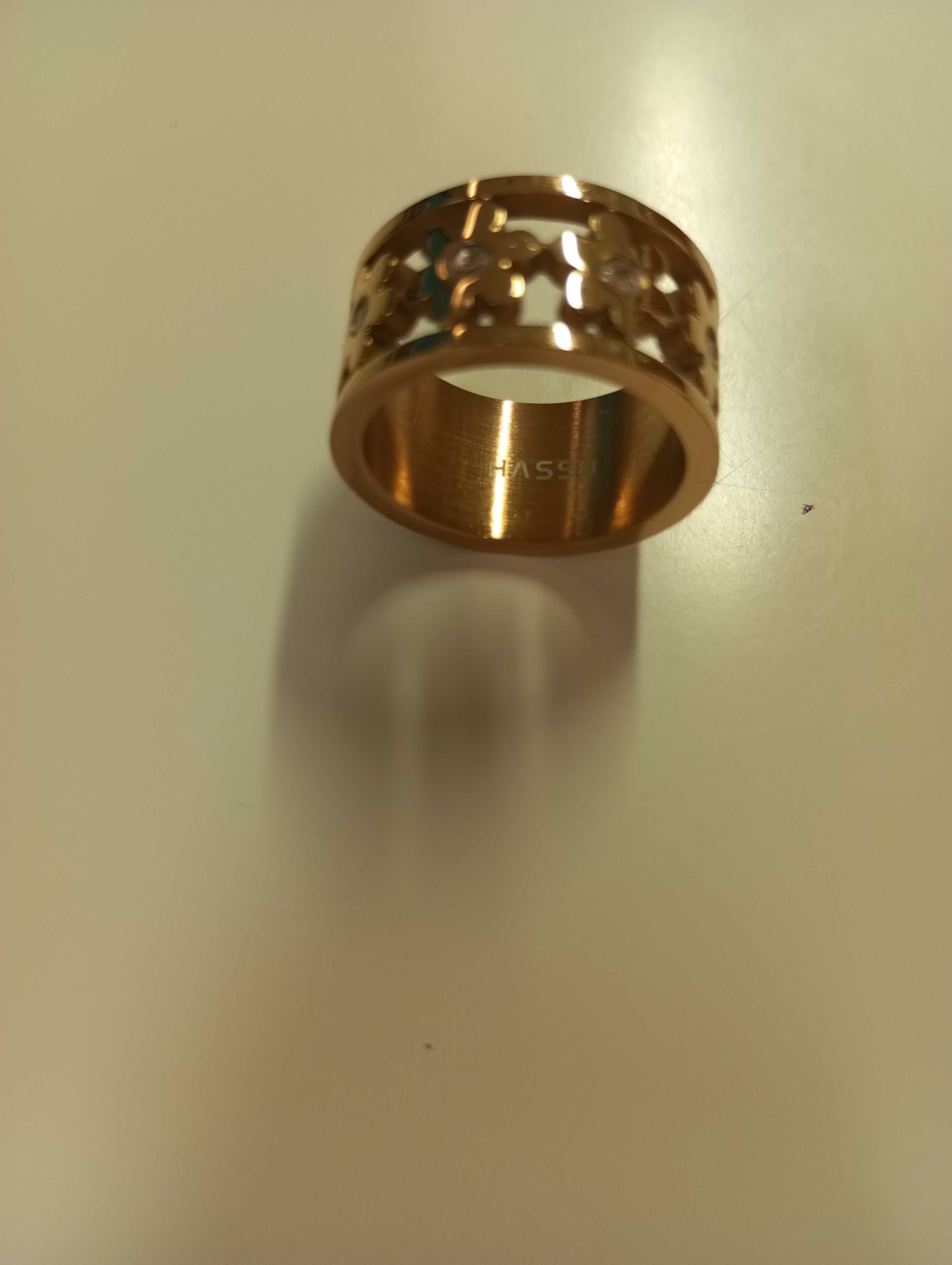 Anel dourado com flores e brilhantes da marca Hassu