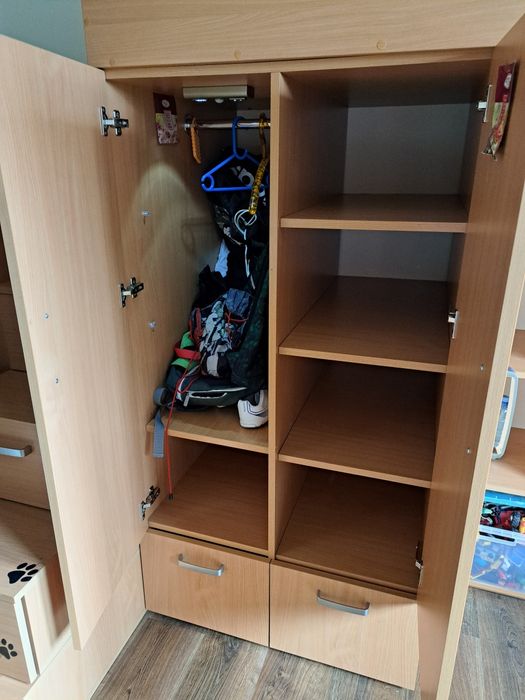 Łóżko piętrowe z szafą i schodkami