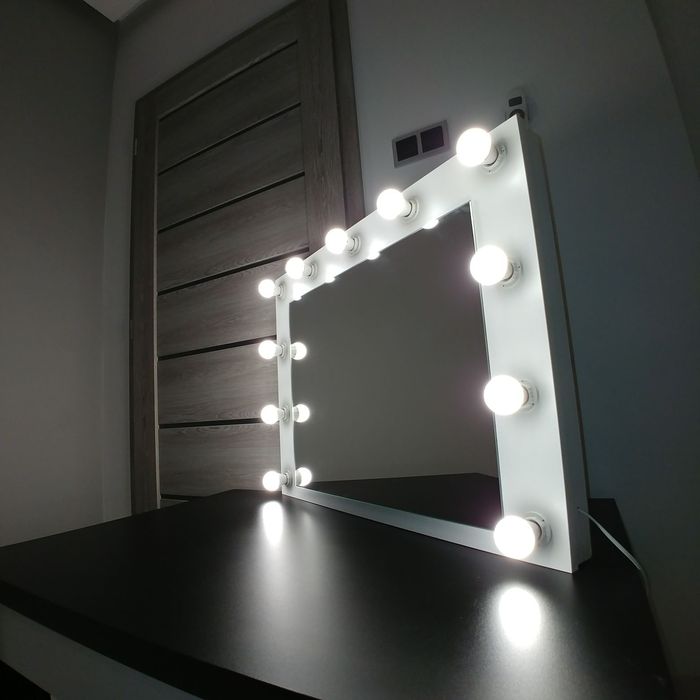 Lustro make up do makijażu wizażu Led podświetlane toaletka żarówkami