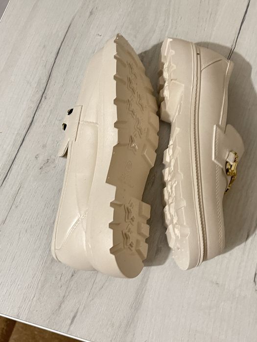 Жіночі кросовки нові!! Світло білого кольору