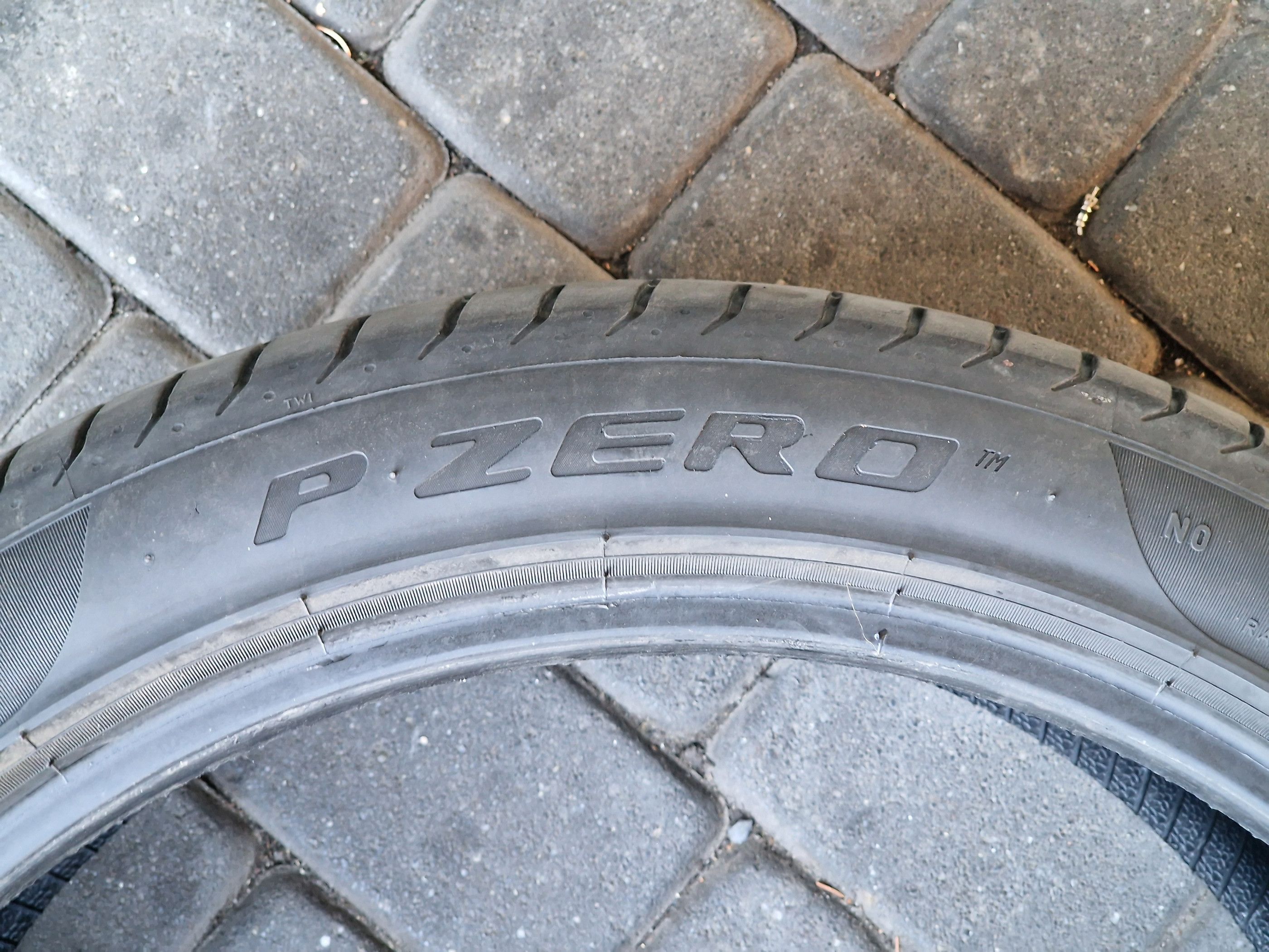 Opony Pirelli PZero - 295/35/21