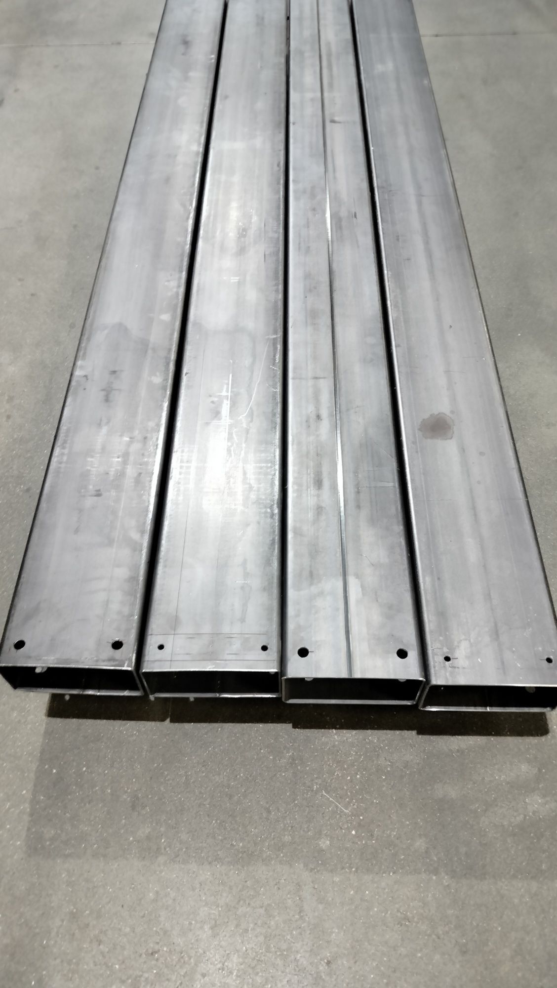 Profil stalowy zamknięty 200x100x4 o długości 240 cm