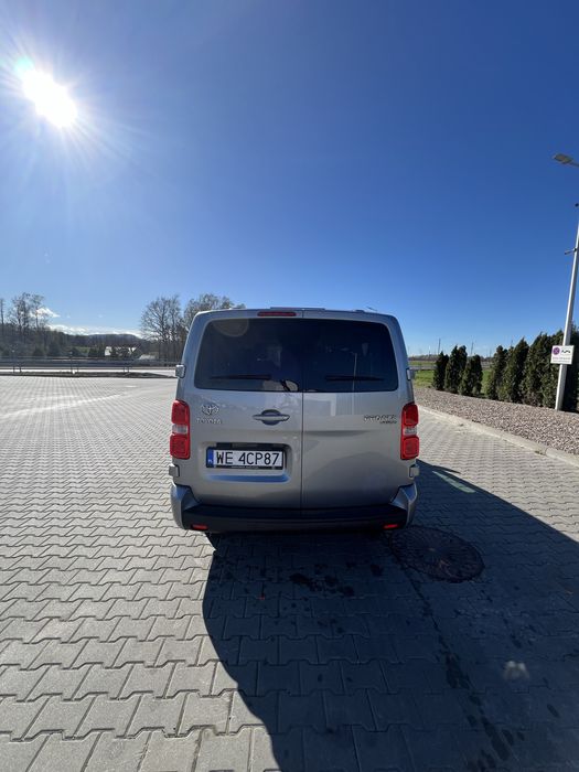 Wynajem busa/Przewóz osób Toyota Proace 9-osobowa