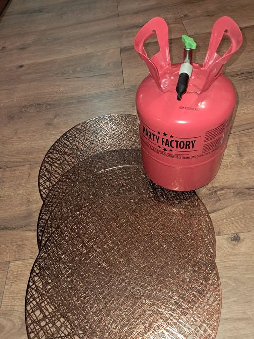 Butla z helem i podkładki na stół