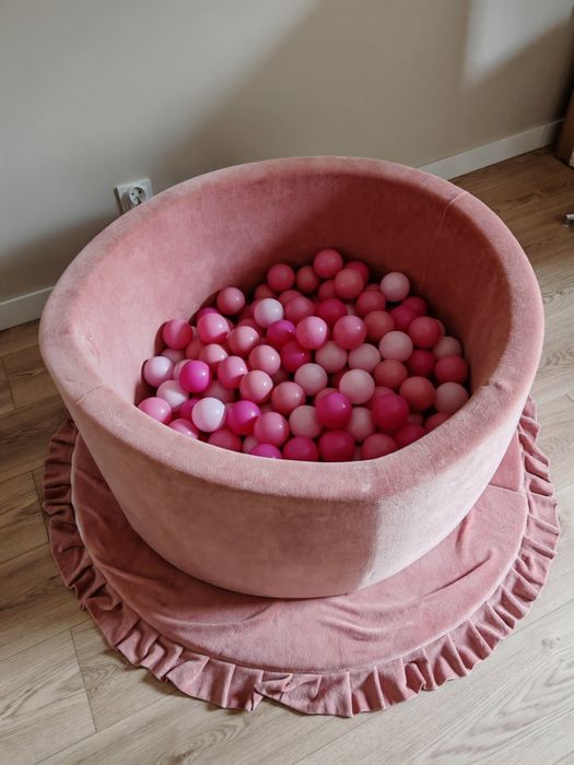 Suchy basen z kulkami