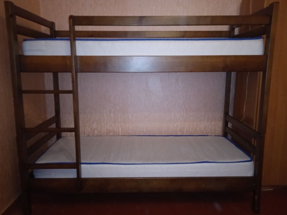 Двоповерхове ліжко з двома матрацами