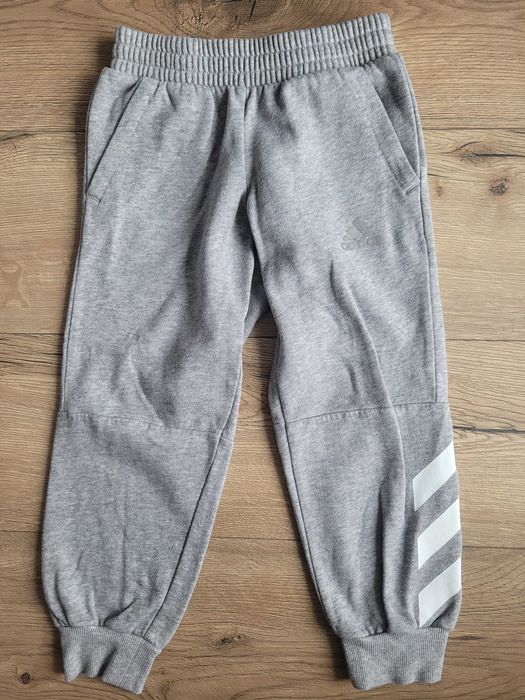 Szare spodnie dresowe adidas 116