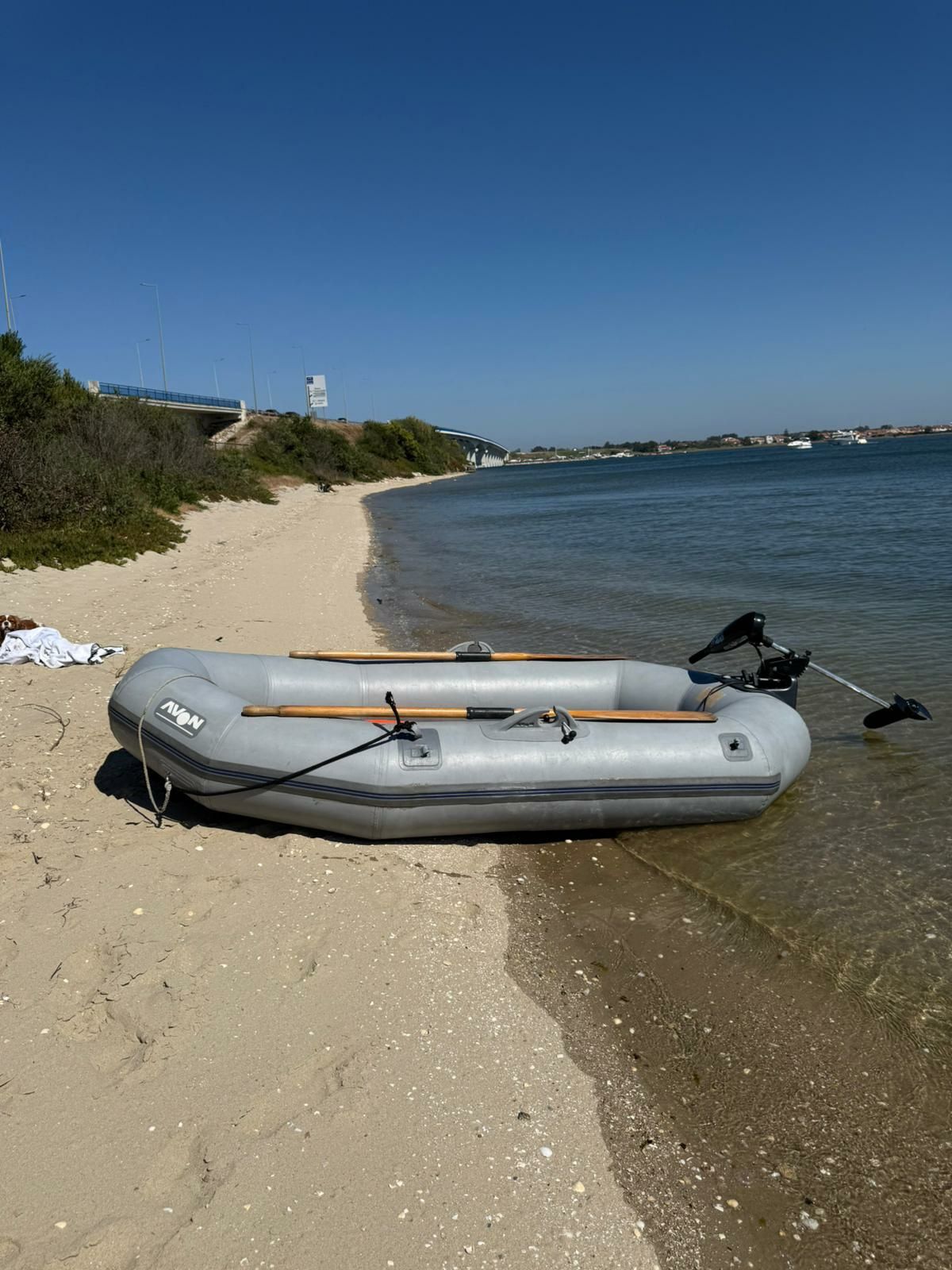 Barco de borracha com motor eléctrico