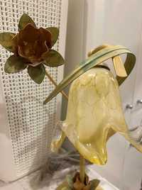 Lampa dekoracyjna z ozdobnymi kwiatami