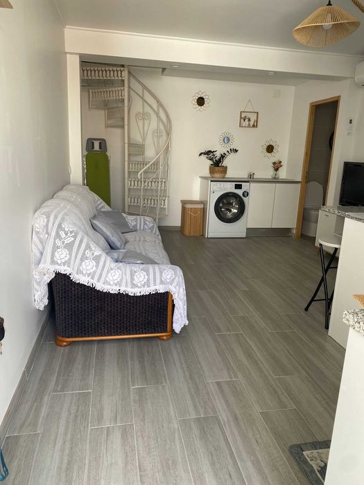 Alugo anexo T1 + 1 para, estudantes ou professores, em Fernão Ferro.