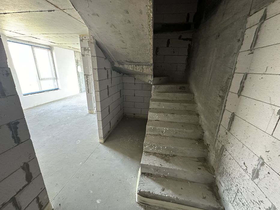 Продається трикімнатна квартира район Канада.