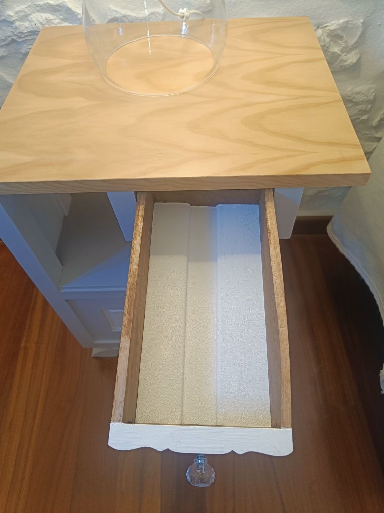 Conjunto Mesas de Cabeceira + banquinho de Quarto