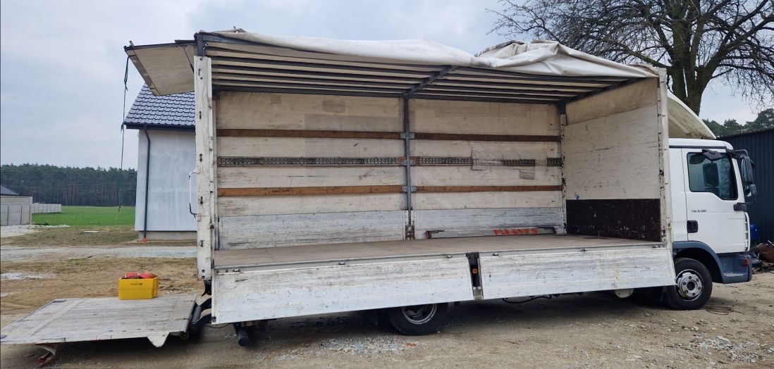 Stała wspołpraca Transport Ciężarówka z windą plandeka