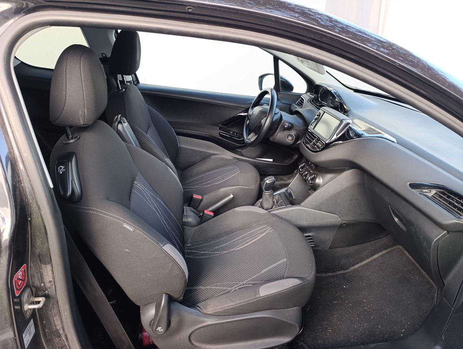 Peugeot 208 1.6 HDi (2012)